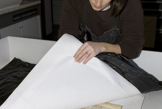 Restauration d'un parchemin aux Archives départementales des Alpes-Maritimes - Image en taille réelle, .JPG 302Ko fenêtre modale
