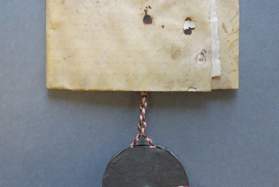 Parchemin plié et sceau dans sa boîte avant restauration - Image en taille réelle, .JPG 408Ko fenêtre modale