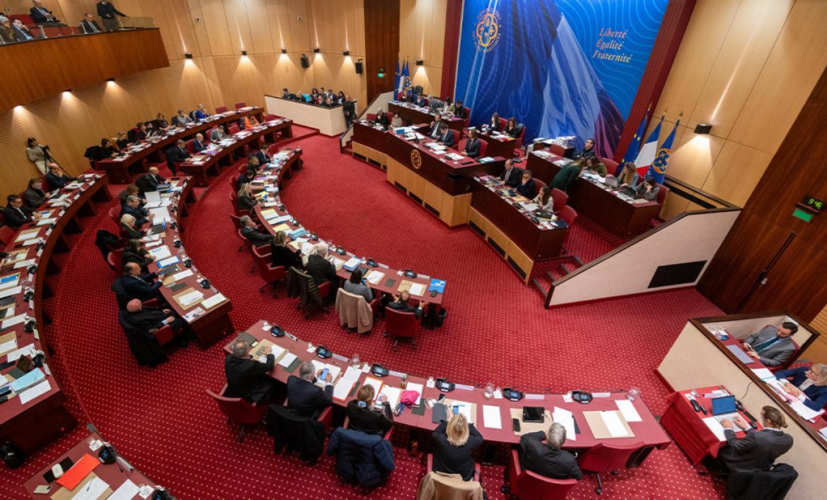Une photographie d'une assemblée générale dans l'hémicycle des Alpes-Maritimes.
