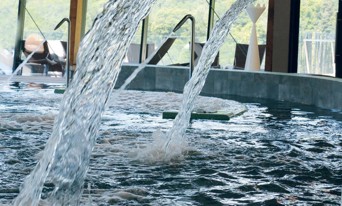 Vue de jets d'eau dans une piscine.