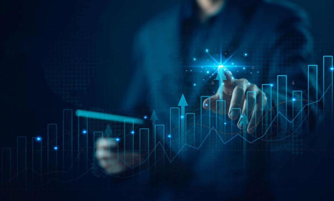 Un homme avec un graphique.