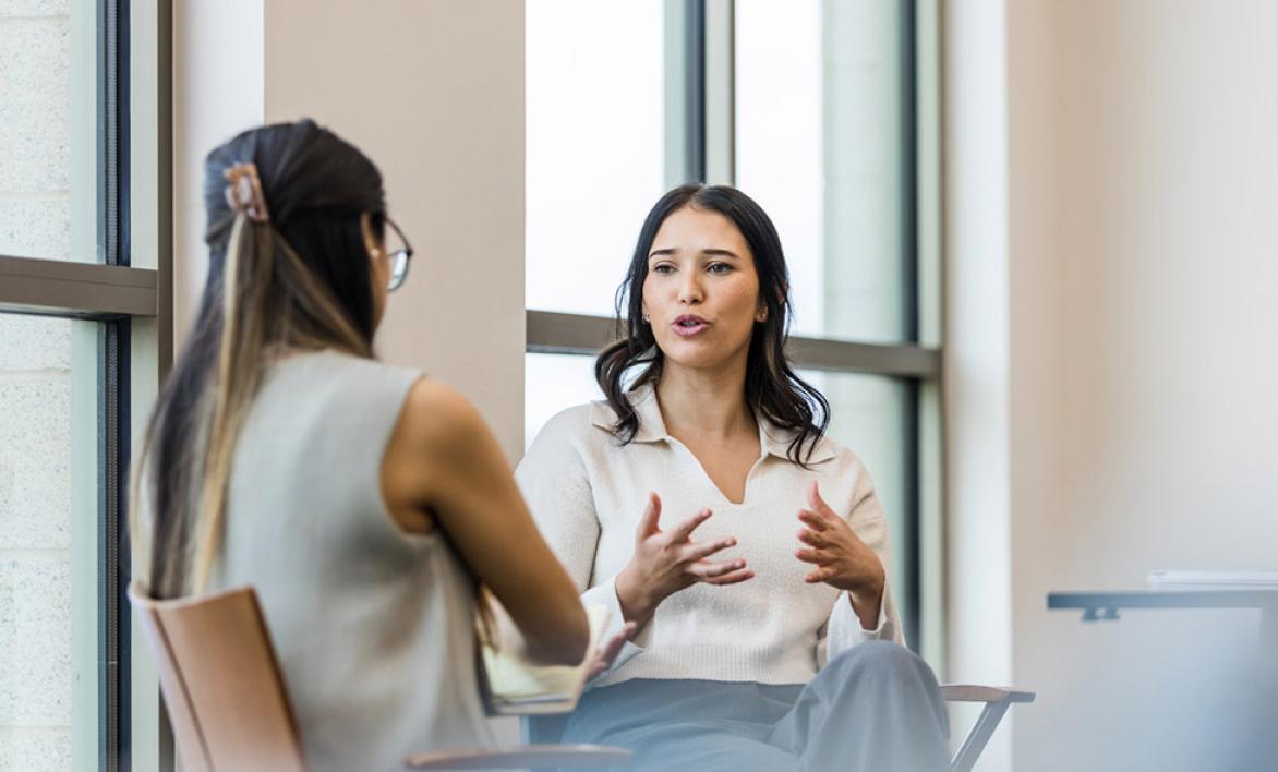 Femmes qui discutent