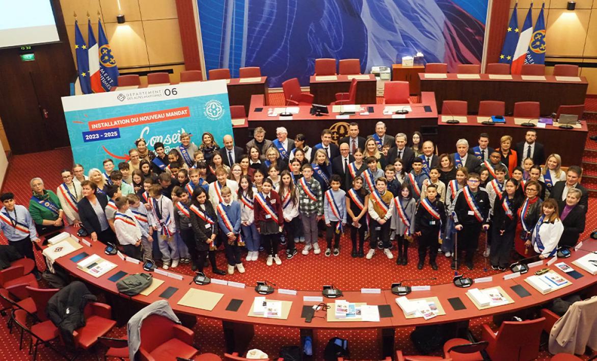 Conseil des jeunes citoyens dans l'hémicycle du département.