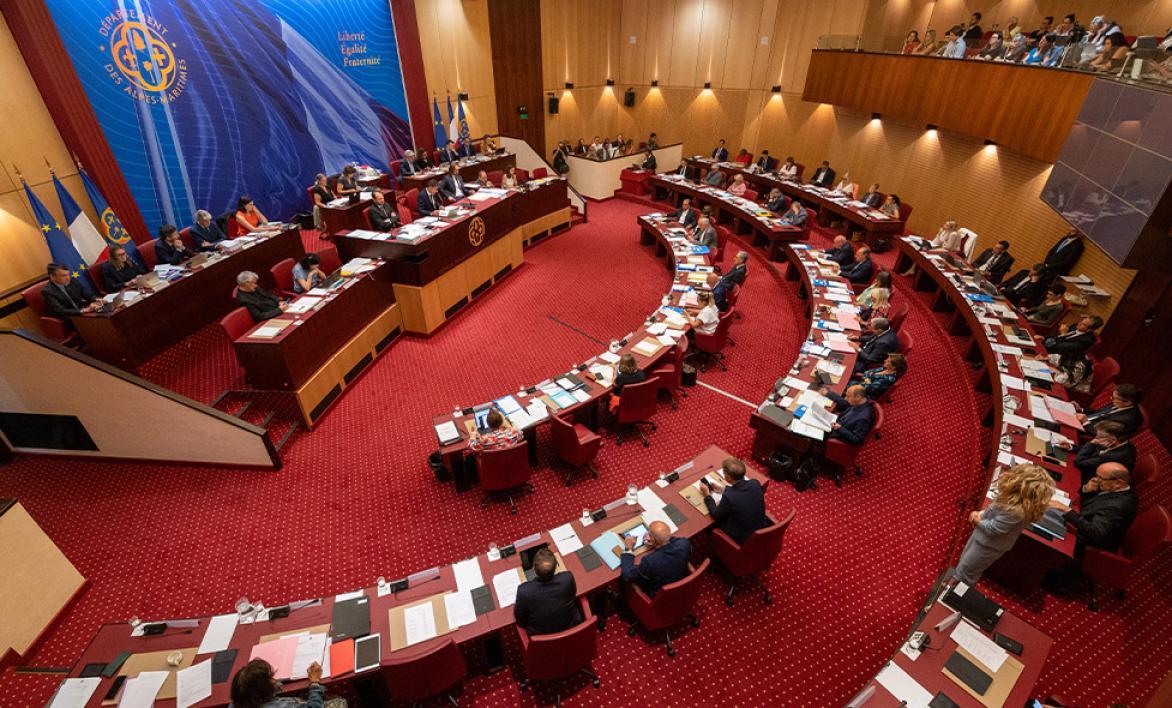 Photographie d'une réunion dans l'Hémicycle du département des Alpes-Maritimes.