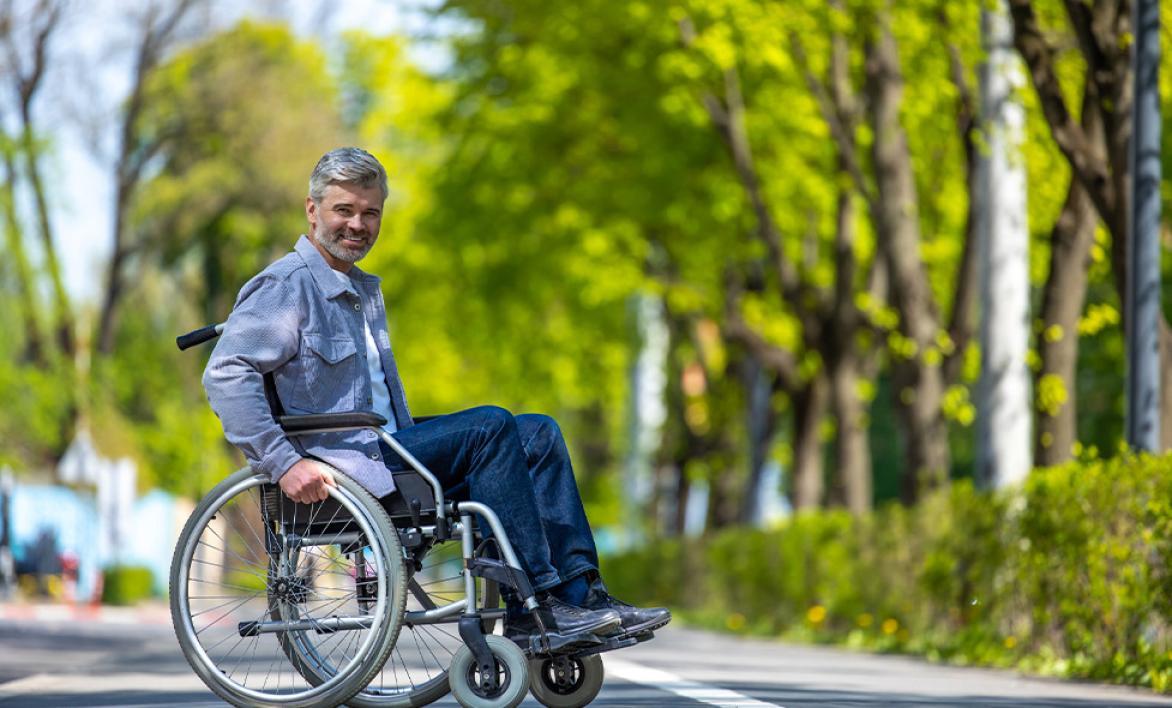 Un homme en fauteuil roulant.