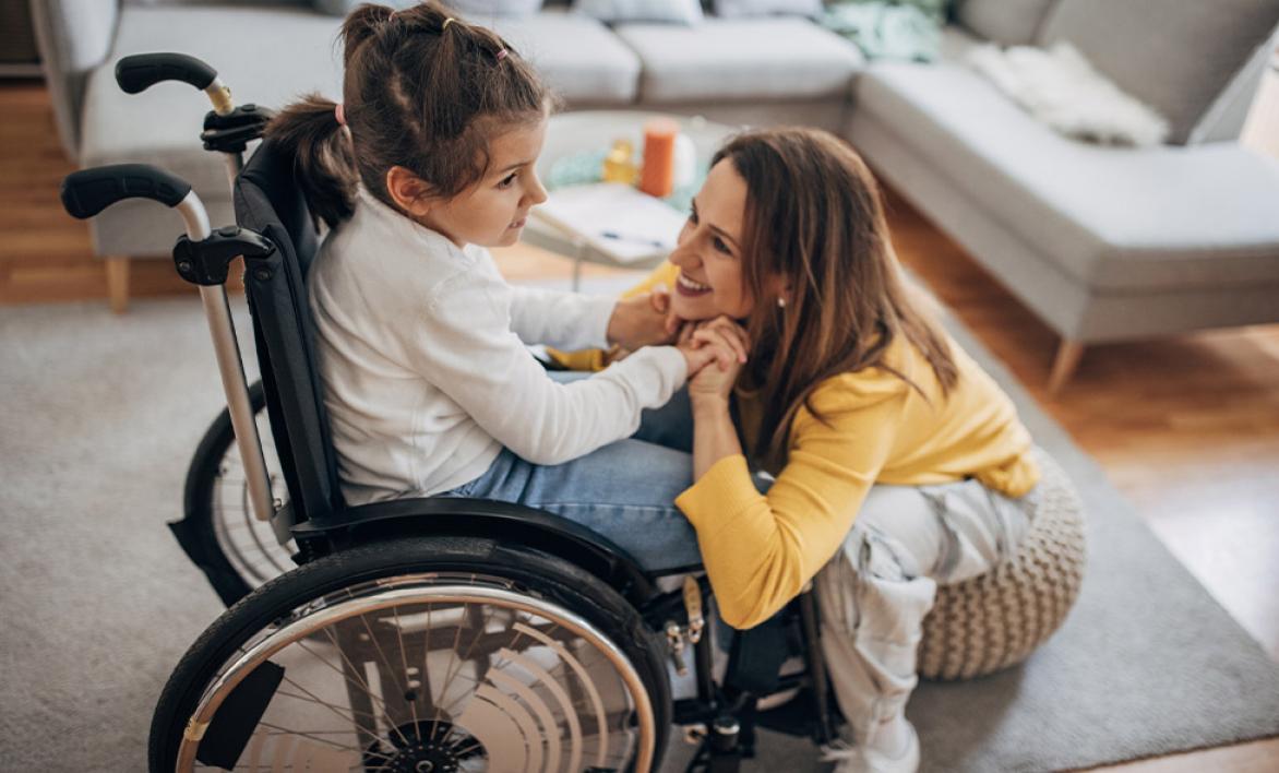 Un enfant en fauteuil roulant.