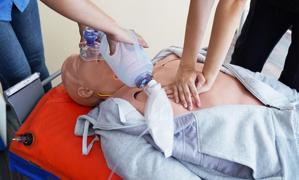 Geste de secours sur un mannequin.