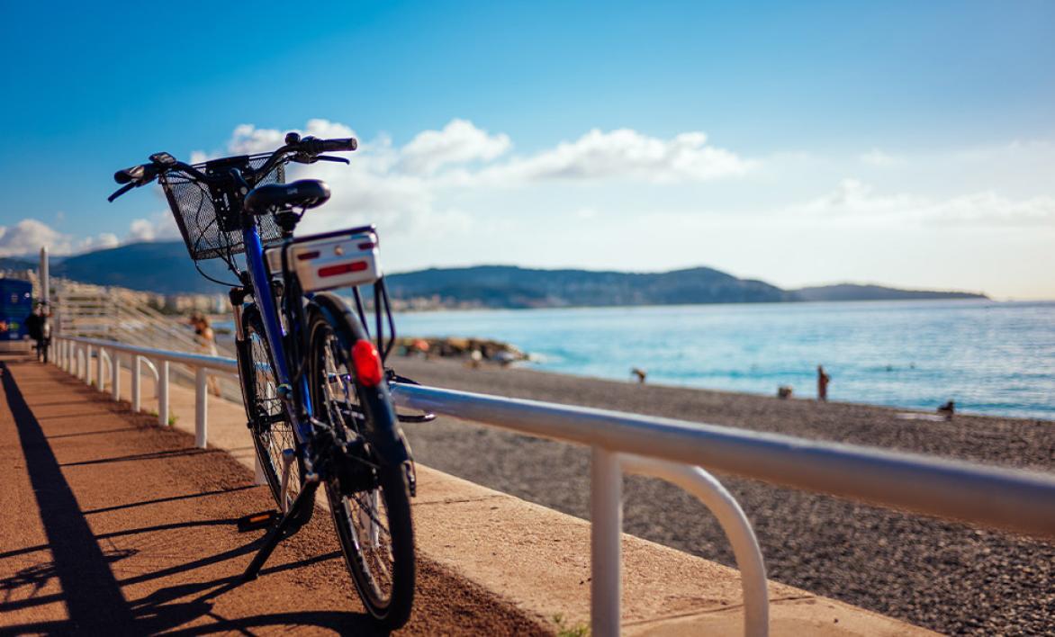 Un vélo sur la promenade des anglais à Nice.