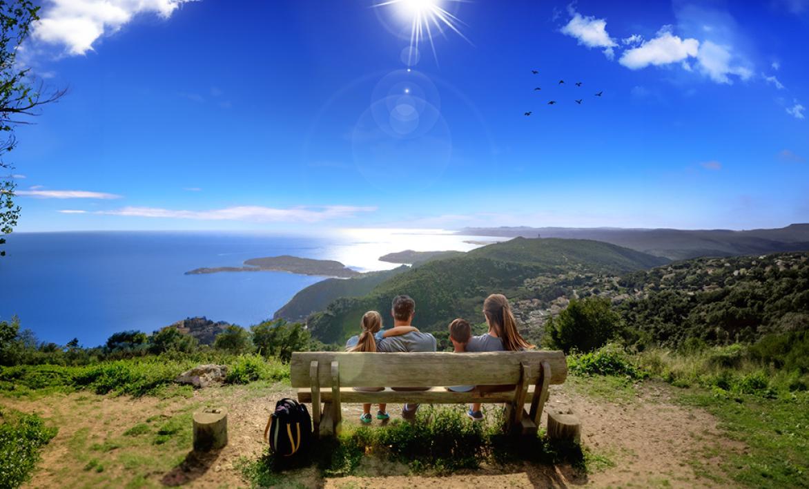 Famille sur un banc vue mer