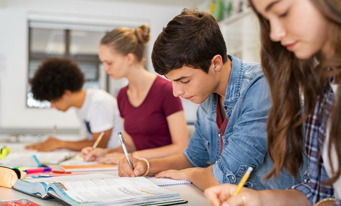 Collégiens qui travaillent en classe.