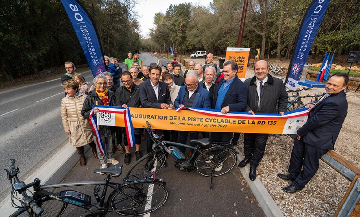 Le président des Alpes-Maritimes inaugurant la piste cyclable de la RD 135.