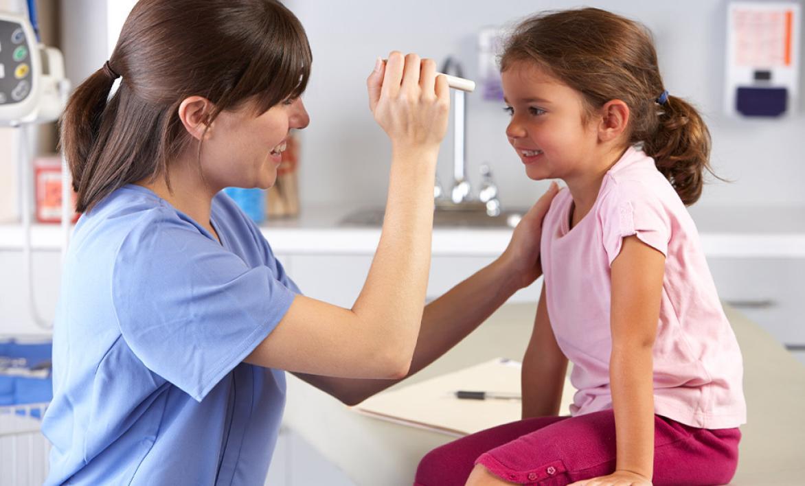 infermière occultant une petite fille.