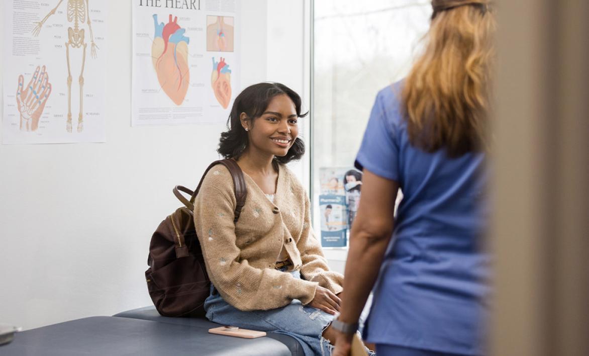 Une adolescente en rendez-vous médical.