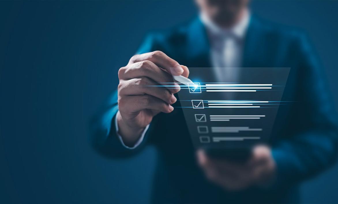 Photographie d'une homme cochant des cases.