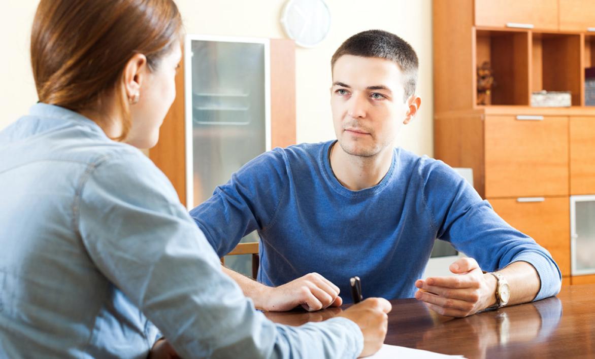 Une femme à l'écoute d'une homme.