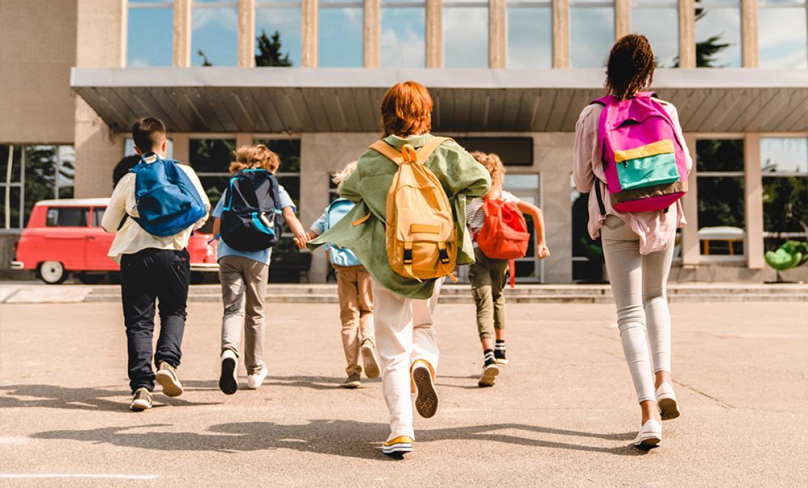 Collégiens se dirigeant vers l'entrée de leur collège.