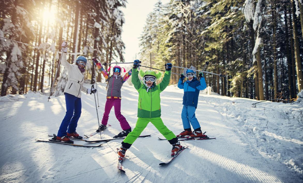 Collégiens sur une piste de ski.