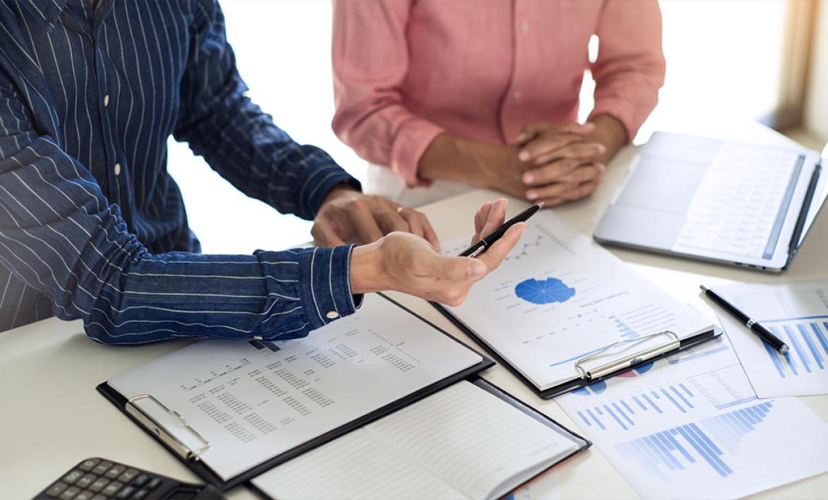 Documents avec deux personnes.