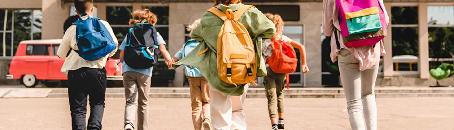 Collégiens se dirigeant vers l'entrée de leur collège.