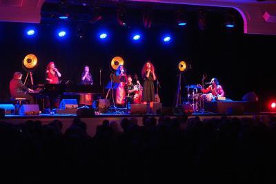 André Manoukian trio et Balkanes guest Dafné Kritharas Anouch - C'est pas Classique - Agrandir l'image 71 sur 71, fenêtre modale