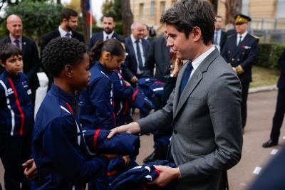Remise Tenue unique Collège Gabriel Attal - Agrandir l'image 2 sur 5, fenêtre modale