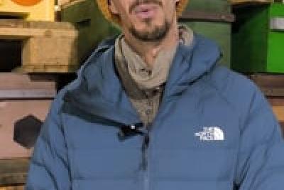 Léon DUCASSE - Apiculteur - Dans ma Ruche - Isola - Lire la vidéo 12 sur 16, fenêtre modale