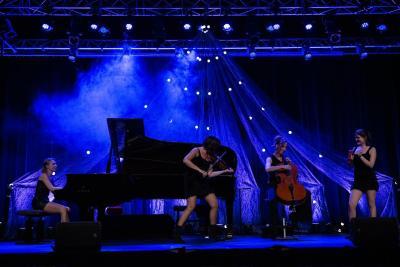 Salut Salon - Agrandir l'image 19 sur 26, fenêtre modale