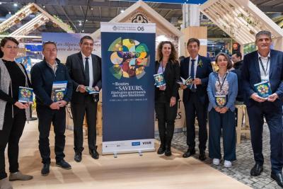 Le Président du Département des Alpes-Maritimes, Charles Ange Ginésy, présente le carnet "Les Routes des Saveurs" des Alpes-Maritimes au Salon de l'Agriculture 2024, à Paris. - Agrandir l'image 2 sur 5, fenêtre modale