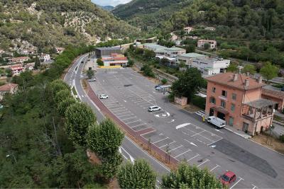 Aire de la Gare de l'Escarène - Agrandir l'image 1 sur 18, fenêtre modale