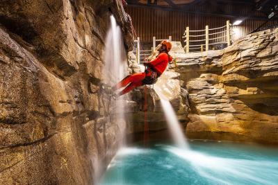 Canyoning homme descend - Enlarge image 2 of 4, modal window