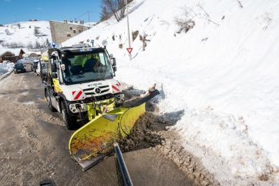 Chasse neige en action à Isola 2000. - Agrandir l'image 1 sur 5, fenêtre modale