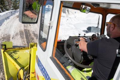 Un agent dans une déneigeuse sécurise la route enneigée. - Agrandir l'image 3 sur 5, fenêtre modale