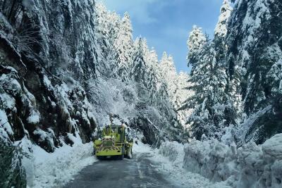 Une déneigeuse sécurise la route enneigée. - Agrandir l'image 4 sur 5, fenêtre modale