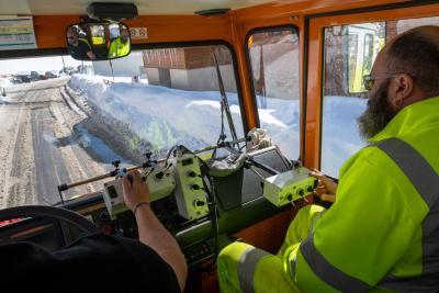 Les agents sécurisent la route enneigée. - Agrandir l'image 5 sur 5, fenêtre modale