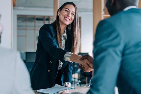 Deux personnes se serrant la main.