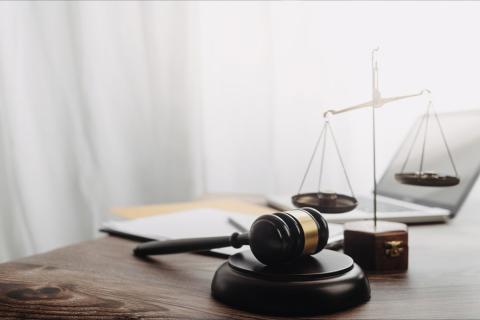 Photographie d'un marteau et d'une balance de la justice.