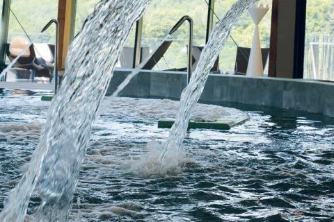 Vue de jets d'eau dans une piscine.