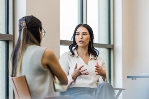 Femmes qui discutent