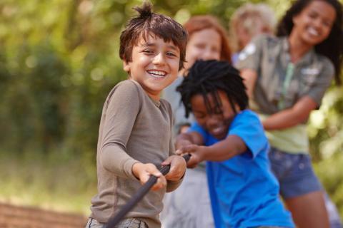 Enfants jouant au tire à la corde