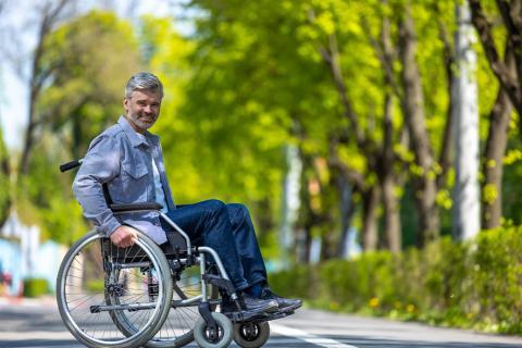 Un homme en fauteuil roulant.