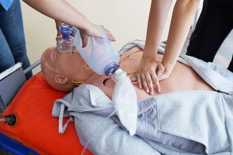 Geste de secours sur un mannequin.