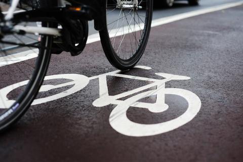 Piste cyclable avec un logo de vélo