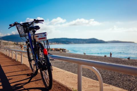 Un vélo sur la promenade des anglais à Nice.