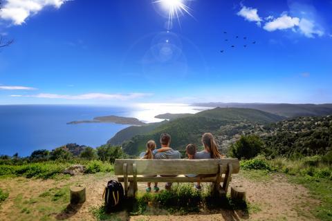 Famille sur un banc vue mer
