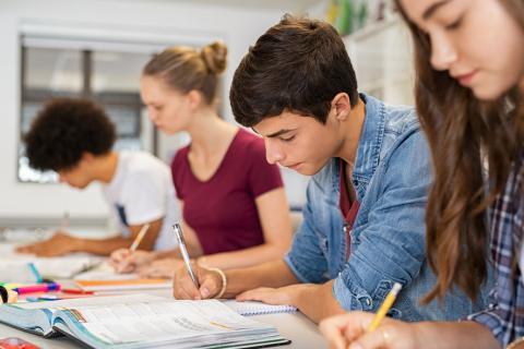 Collégiens qui travaillent en classe.