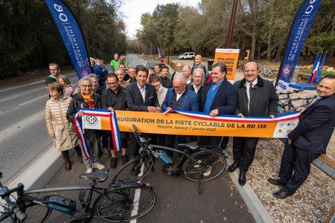 Le président des Alpes-Maritimes inaugurant la piste cyclable de la RD 135.