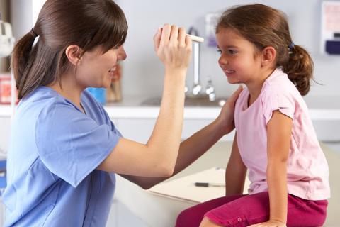 infermière occultant une petite fille.