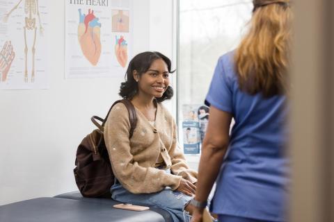 Une adolescente en rendez-vous médical.