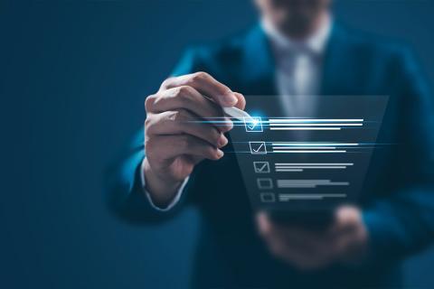 Photographie d'une homme cochant des cases.