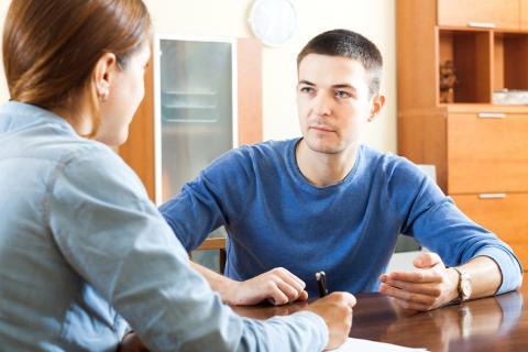 Une femme à l'écoute d'une homme.
